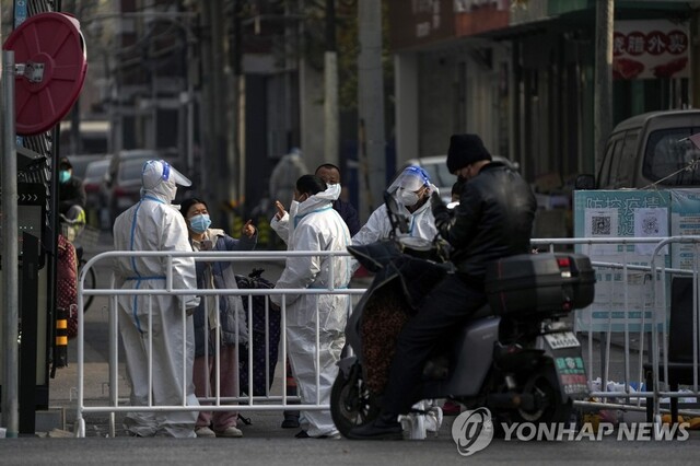 ▲ 중국 베이징에서 방역복을 입은 사람들.ⓒ연합뉴스