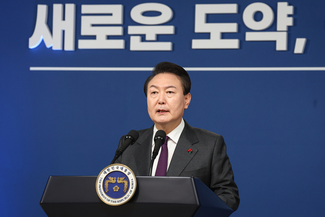 ▲ 윤석열 대통령이 계묘년 새해 첫날인 1일 서울 용산 대통령실 청사에서 신년사를 발표하고 있다. ⓒ뉴시스