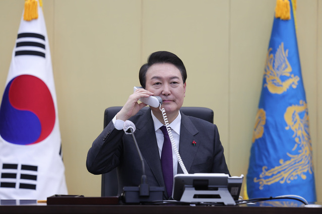 ▲ 윤석열 대통령이 계묘년 새해 첫날인 1일 서울 용산 대통령실 청사에서 군 대비태세 보고를 받고 있다. ⓒ뉴시스