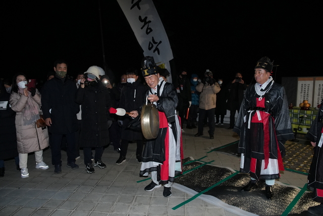 ▲ 행사는 ‘2023 희망찬 영천, 다시 JUMP 해(SUN)보자!’라는 주제로 최기문 영천시장, 이만희 국회의원, 하기태 영천시의회 의장, 일반시민 등 2000여 명이 참여한 가운데, 새해 첫 일출을 보며 시민들의 염원과 꿈이 담긴 함성과 열정이 그 어느 때보다 뜨거웠다.ⓒ영천시