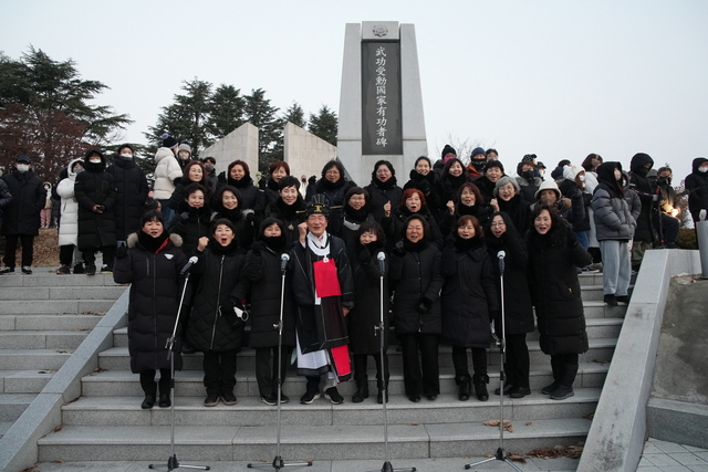 ▲ 영천시와 영천청년상우협의회는 1일 계묘년 새해를 맞아 희망찬 새해의 시작을 알리고 지역 발전과 시민의 안녕을 기원하는 해맞이 행사를 영천전투메모리얼파크 전망타워 일원에서 성황리에 개최했다.ⓒ영천시