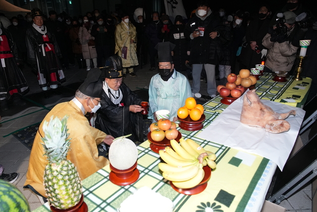 ▲ 해맞이 행사는 지역 발전과 시민의 안녕을 기원하는 기원제, 새해의 꿈과 희망을 나누는 새해 덕담과 대구 군부대 유치 등 다양한 행사로 새해의 시작을 알렸다.ⓒ영천시