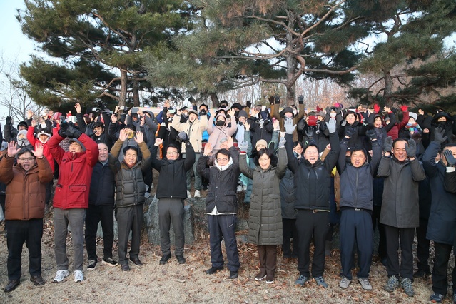 ▲ 청도군(군수 김하수)에서는 2023년 1월 1일 7시 30분 덕절산 생태공원에서 군민들과 함께 ‘군민 모두가 힘 나는 새로운 청도’를 기원하는 ‘2023년 계묘년 해맞이 행사’를 가졌다.ⓒ청도군