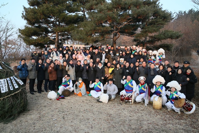 ▲ 해맞이 행사는 청도산악회(회장 권영득)가 주관하고 청도군인명구조대(대장 이영호)에서 후원하는 행사로 기관·단체장들을 포함한 500여 명 지역 주민들이 참여했다.ⓒ청도군