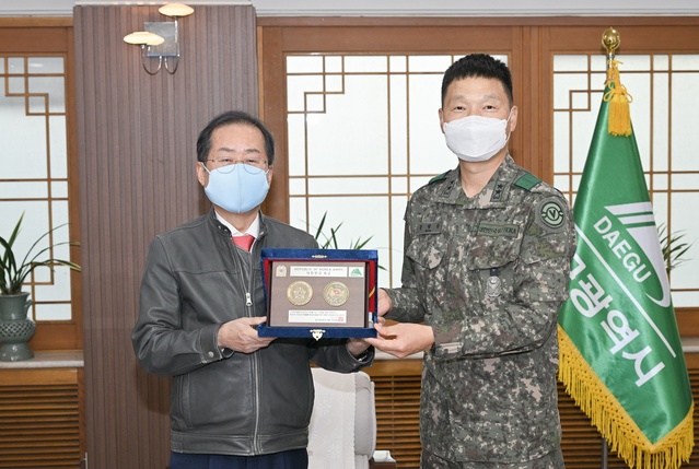 ▲ 문병삼 제50보병사단장이 대구시를 직접 방문해 홍준표 시장(왼쪽)에게 감사패를 전달했다.ⓒ대구시