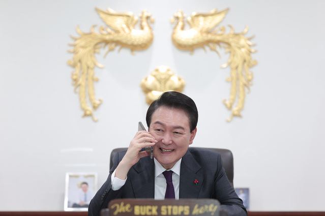 ▲ 윤석열 대통령이 계묘년 새해 첫날인 1일 서울 용산 대통령실 청사에서 국민들에게 격려 전화를 하고 있다. ⓒ대통령실 제공