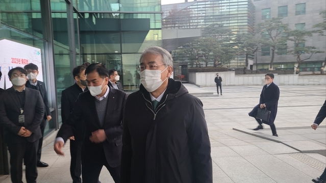 ▲ 2일 오전 중구 농협중앙회 건물에 첫 출근하는 이석준 NH농협금융지주 신임 회장.ⓒ연합뉴스