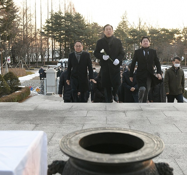 ▲ 최민호 세종시장이 2일 오전 새해 첫 공식 일정으로 ‘충령탑’을 찾아 순국선열과 호국영령에 대해 참배를 하고 있다.ⓒ세종시