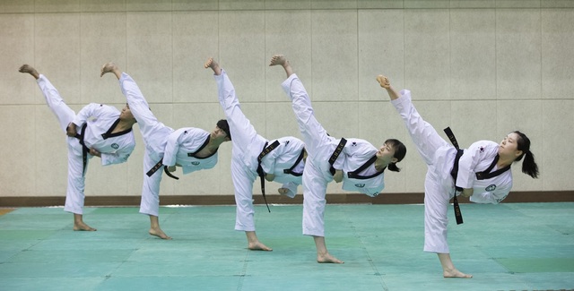 ▲ 충북보건과학대학교 태권도외교학과 학생들이 태권도 시범을 보이고 있다. ⓒ충북보건과학대학교