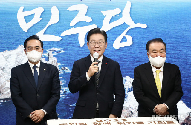 ▲ 서울 여의도 민주당사에서 열린 신년인사회에서 이재명 더불어민주당 대표가 인사말을 하고 있다. 오른쪽은 문희상 전 국회의장. ⓒ뉴시스