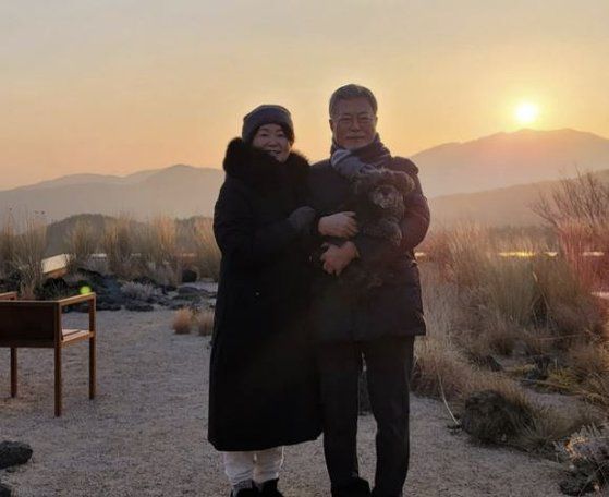 ▲ 문재인 전 대통령이 김정숙 여사와 함께 반려견 토리를 안고 새해 첫 일출을 배경으로 찍은 사진을 1일 SNS에 게재했다.ⓒ문재인 전 대통령 인스타그램 갈무리