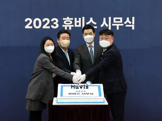 ▲ 2일 휴비스는 시무식을 갖고 2023년 목표달성을 위한 의지를 다졌다. 신유동 사장(왼쪽에서 두 번째)과 김건호 사장(왼쪽에서 세 번째) 등 임직원 대표들이 새해 기념케익을 자르고 있다. ⓒ휴비스 제공