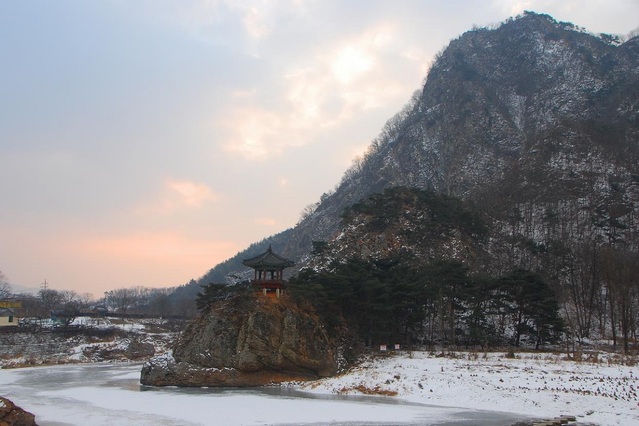 ▲ 월류봉 자락 뒤로 해가 떠올랐다.ⓒ진경수 山 애호가