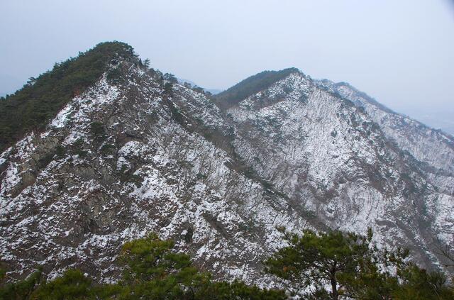 ▲ 월류봉 3봉에서 바라본 설산의 4봉과 5봉.ⓒ진경수 山 애호가