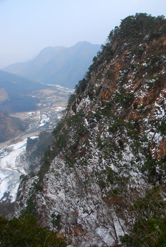 ▲ 월류봉 4봉을 오르면서 바라본 3봉의 절벽.ⓒ진경수 山 애호가