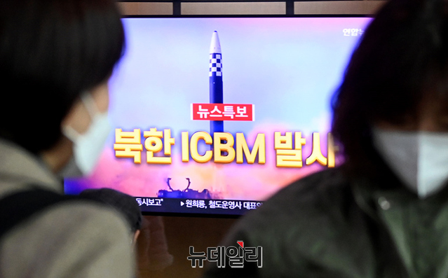 ▲ 북한이 대륙간탄도미사일(ICBM)로 추정되는 장거리 탄도미사일을 동해상으로 발사한 지난해 11월3일 오후 서울역을 찾은 시민들이 북한 도발 뉴스를 시청하고 있다. ⓒ뉴데일리DB
