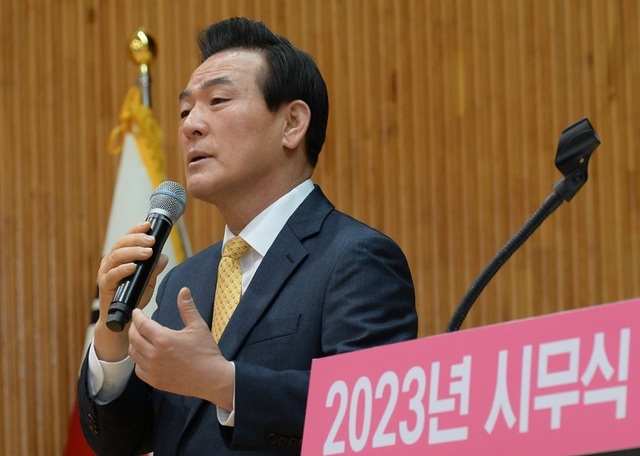 ▲ 백성현 충남 논산시장이 2일 국민체육센터에서 2023년 계묘년 시무식에서 세계를 품는 논산으로 거듭나자고 강조하고 있다.ⓒ논산시