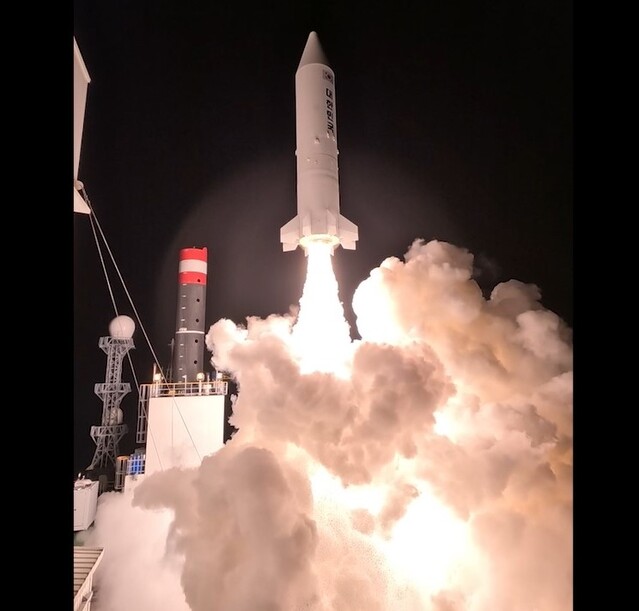 ▲ 2022년 12월 30일 국방과학연구소(ADD) 종합시험장 인근 해상에서 순수 우리 기술로 개발한 고체추진 우주발사체 성능 검증을 위한 2차 비행시험 장면. ⓒ국방부