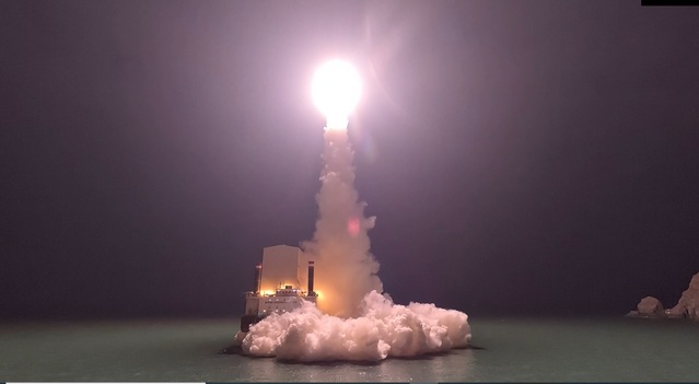 ▲ 고체추진 우주발사체가 하늘로 날아가는 모습. ⓒ국방부