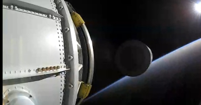 ▲ 고체연료 우주발사체에서 탑재체가 분리되고 있는 모습. 멀리 지구가 보인다. ⓒ국방부