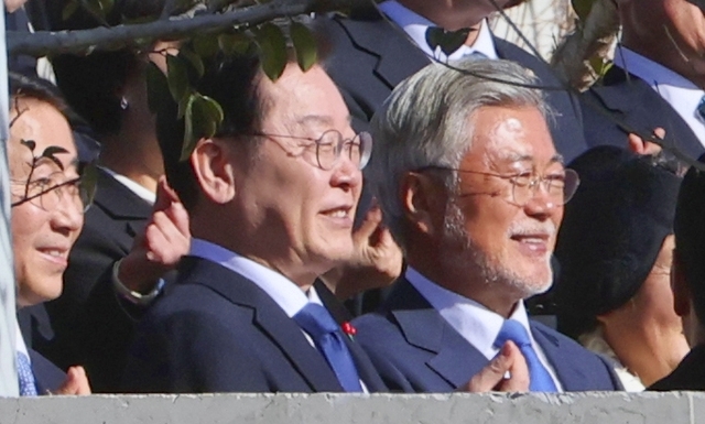 ▲ 문재인 전 대통령과 이재명 더불어민주당 대표 등이 2일 경남 양산시 하북면 평산마을 문 전 대통령 사저에서 단체 사진 촬영을 하고 있다. ⓒ연합뉴스