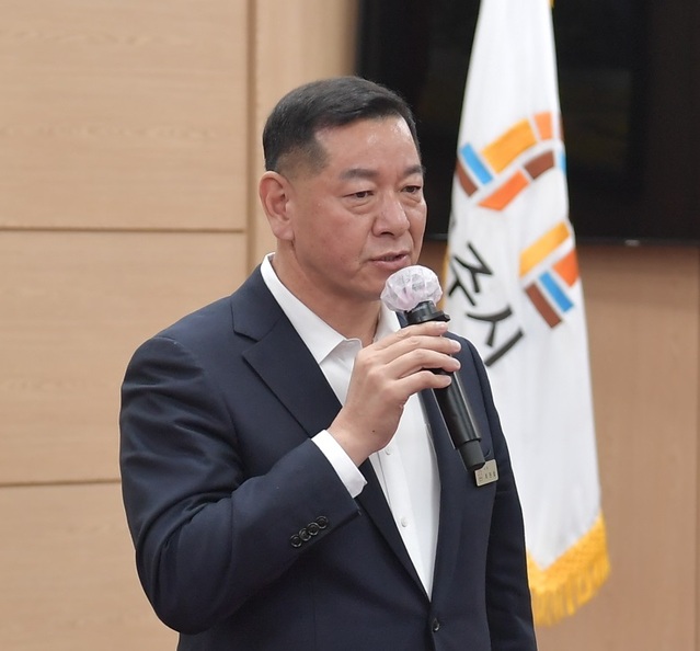 ▲ 최원철 공주시장이 2일 시청 대백제실에서 열린 2023년 시무식에서 인사말을 하고 있다.ⓒ공주시