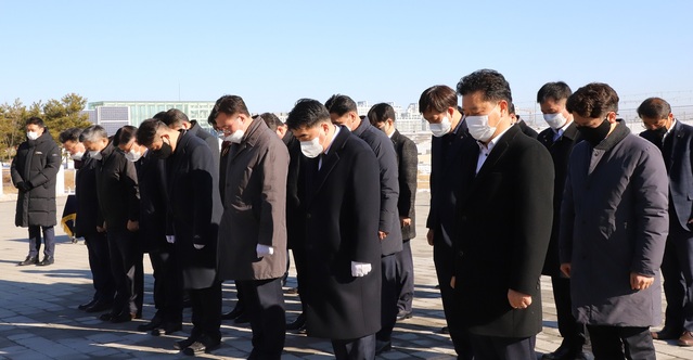 ▲ 이종욱 농협충남세종본부장과 간부들이 2일 오전 홍성군 내포신도시 보훈공원 충혼탑에서 참배하고 있다.ⓒ농협충남세종본부