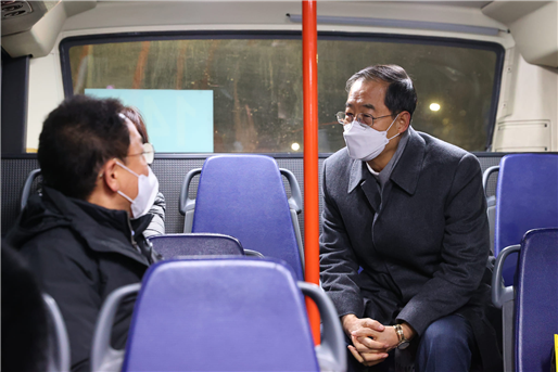 ▲ 한덕수 국무총리가 2일 오전 '새벽 만원 버스'로 잘 알려진 146번 시내버스 첫차에 올라타 시민들과 소통하고 있다. ⓒ한덕수 국무총리 페이스북 캡처