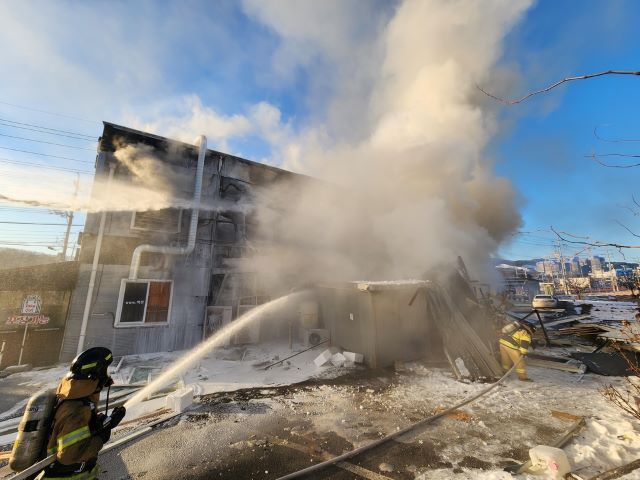 ▲ 2일 오전 8시16분쯤 진천군 진천읍의 한 식당에서 화재가 발생해 소방당국이 진화작업을 벌이고 있다.ⓒ충북소방본부