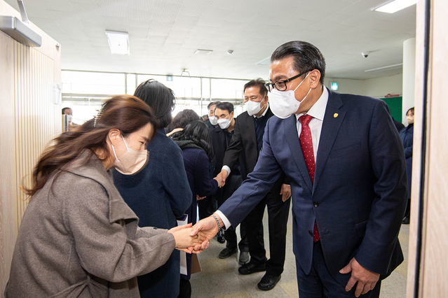 ▲ 교직원들과 신년 인사를 나누고 있는 변창훈 총장.ⓒ대구한의대