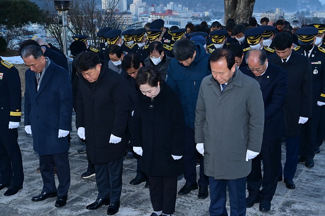 ▲ 박현국 군수(앞줄 오른쪽 첫번째)가 계묘년 충혼탑 신년참배로 새해 업무를 시작했다.ⓒ봉화군