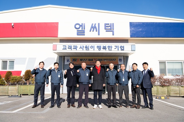 ▲ 구미시(김장호)는 2023년을 시작하면서 다른 일에 앞서 방산 관련 중소기업을 방문하여 근로자들을 격려하는 등 방산혁신클러스터 유치에 대한 확고한 의지를 대내외에 알렸다.ⓒ구미시