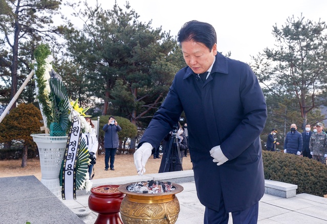 ▲ 이병환 성주군수가 충혼탑에서 조국을 위해 헌신하신 순국선열 및 호국영령들의 위훈을 추념하는 참배를 하고 있다.ⓒ성주군