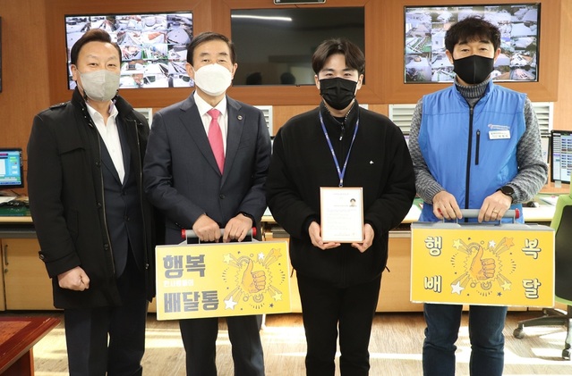 ▲ 2022년 12월 충주행복배달통 주인공인으로 선정된 나건욱 주무관(왼쪽 두번째).ⓒ충주시