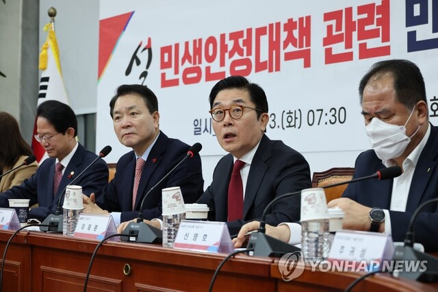 ▲ 이제훈 홈플러스 대표이사가 3일 국회에서 열린 설 민생안정대책 관련 민·당·정협의회에서 인사말을 하고 있다. 왼쪽부터 기획재정위원회 여당 간사인 류성걸 의원, 국민의힘 성일종 정책위의장, 이 대표이사, 신영호 농협하나로유통 대표이사.ⓒ연합뉴스