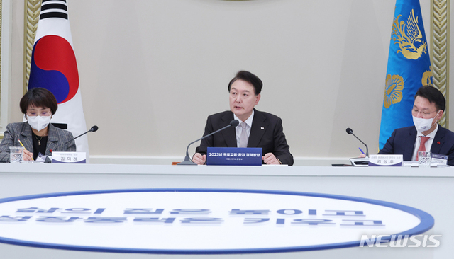 ▲ 윤석열 대통령이 3일 오후 청와대 영빈관에서 열린 2023년 국토교통부-환경부 업무보고에서 발언하고 있다. ⓒ뉴시스