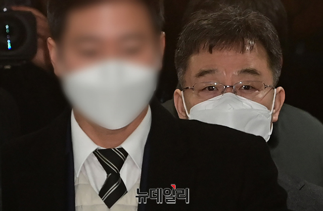 ▲ 화천대유 대주주 김만배 씨가 지난해 12월 2일 오전 서울 서초구 서울중앙지법에서 열린 공판에 출석하기 위해 법원으로 입장하고 있다. ⓒ정상윤 기자