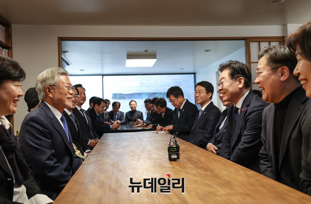 ▲ 문재인 전 대통령, 이재명 더불어민주당 대표 박홍근 원내대표 등이 2일 경남 양산시 하북면 평산마을 문 전 대통령 사저에서 대화를 나누고 있다. (사진=더불어민주당) ⓒ이종현 기자