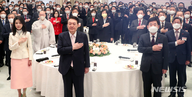▲ 윤석열 대통령과 부인 김건희 여사가 2일 오전 청와대 영빈관에서 열린 2023년 신년 인사회에서 국기에 대한 경례를 하고 있다.ⓒ뉴시스