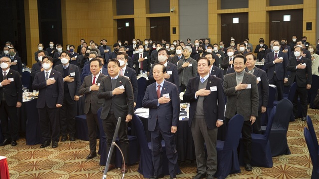 ▲ 3일 그랜드플라자 청주호텔에서 열린 청주상공회의소 주최 2023년 신년인사회에서 이두영 청주상의회장, 김영환 충북도지사, 정우택 국회의의장, 이범석 청주시장, 황영호 충북도의장, 김병국 청주시의장, 변재일 국회이원 등이 국민의례를 하고 있다.ⓒ청주상공회의소
