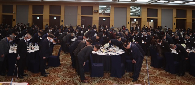 ▲ 3일 그랜드플라지 청주호텔에서 열린 2023년 신년인사회에서 참석자들이 상호인사를 하고 있다.ⓒ청주상공회의소