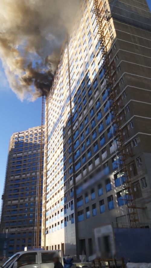 ▲ 3일 오후 3시28분쯤 청주시 흥덕구 오송읍의 한 아파트 신축 공사 현장에서 화재가 발생했다.ⓒ청주서부소방서