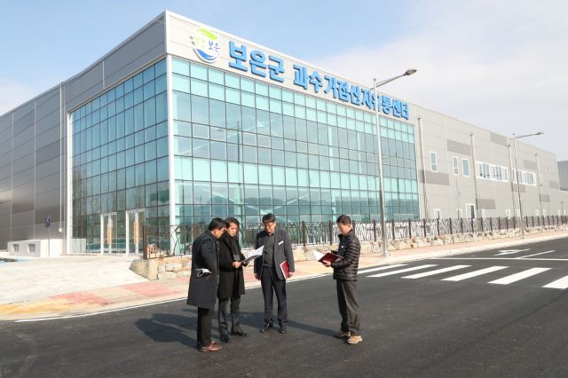 ▲ 최재형 보은군수가 3일 과수거점산지유통센터(APC) 건립 현장을 방문했다.ⓒ보은군