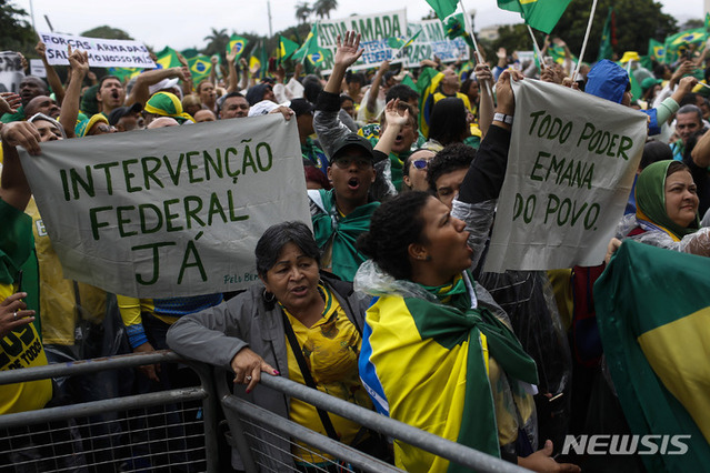 ▲ 자이르 보우소나루 브라질 대통령의 지지자들이 2일(현지시간) 리우데자네이루에서 열린 대통령 결선투표 패배 불복 시위에 참석해 