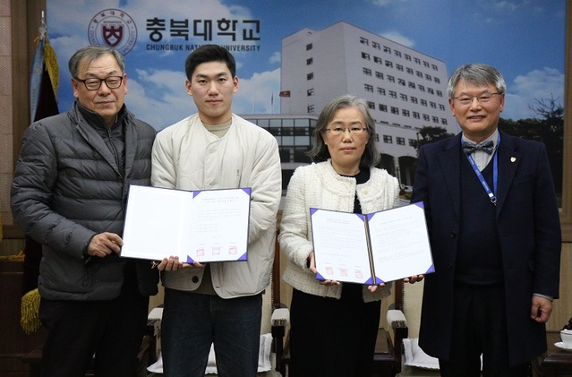 ▲ 충북대가 지난해 12월 7일 차기 총장 선출을 위한 투표비율에 최종 합의했다. 사진은 배득렬 교수회장, 홍선우 총학생회 교육정책국장, 채현숙 직원회 부회장, 정의배 총장 직무대리.ⓒ충북대