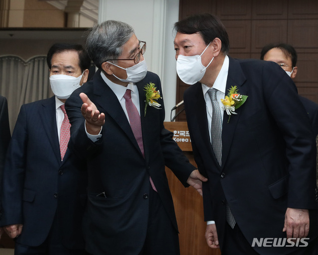 ▲ 윤석열 대통령이 대선 후보 시절이던 2021년, 서울 중구 프레스센터에서 열린 신평 변호사 출판기념회에서 신 변호사와 대화하고 있다. ⓒ