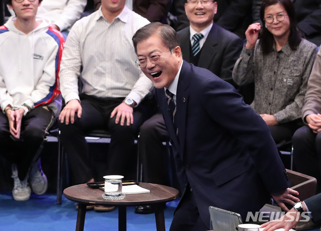 ▲ 문재인 대통령이 2019년 '국민이 묻는다, 2019 국민과의 대화'에 참석해 환하게 웃는 모습. 당시 해당 행사는 문재인 전 대통령 팬클럽과 지지자들만 초청됐다는 비판을 받았다. ⓒ뉴시스