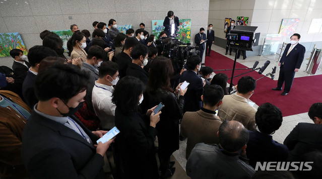 ▲ 윤석열 대통령이 지난해 11월 마지막 도어스테핑을 가지는 모습. ⓒ