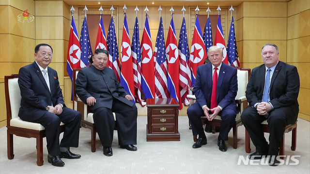 ▲ 김정은 국무위원장이 2019년 6월 30일 경기도 파주 판문점에서 도널드 트럼프 미국 대통령과 회담했다고 조선중앙TV가 2019년 7월 1일 보도했다. 사진은 당시 리용호(왼쪽부터) 북한 외무상, 김정은 국무위원장, 트럼프 미 대통령, 마이크 폼페이오 미 국무장관.
ⓒ조선중앙TV 캡처/뉴시스
