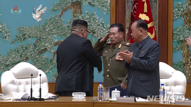 ▲ 김정은 북한 국무위원장이 2020년 10월 5일 조선노동당 중앙위원회 제7기 제19차 정치국회의를 주재하고 있다고 8일 조선중앙TV가 보도하고 있다. 이날 김정은 국무위원장은 리병철 당 중앙군사위원회 부위원장과 박정천 군 총참모장에게 원수 칭호를 부여했다. 
ⓒ조선중앙TV 캡처/뉴시스